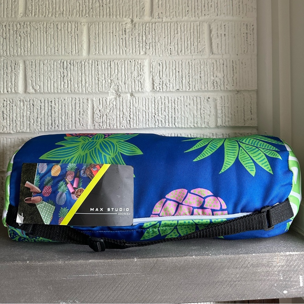 Picnic or beach blanket with tote. Pineapple print New with tags 50”x60”